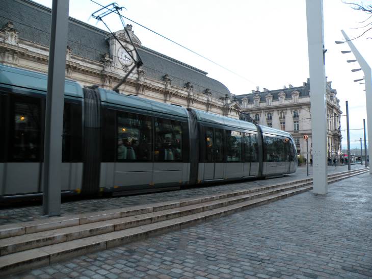  tramway devant la gare SNCF